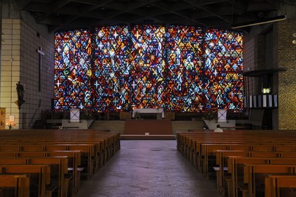France, Vosges (88), Epinal, Notre-Dame-au-Cierge, le plus grand vitrail figuratif de France réalisé par Gabriel Loire