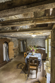 France, Bas-Rhin (67), Parc Naturel régional des Vosges du Nord, Eschbourg, Maisons des Rochers de Graufthal, habitations semi-troglodytiques du XVIIIe siècle et habitées jusqu'en 1958, la stub qui est la pièce de vie