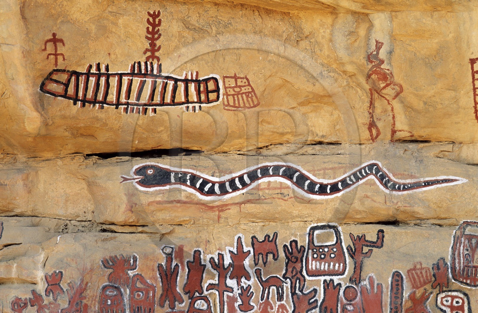 Mali, pays Dogon, falaise de Bandiagara classée Patrimoine Mondial de l'UNESCO, Songo, peintures rupestres de l’auvent de la circoncision serpent, ordinateur et serpent