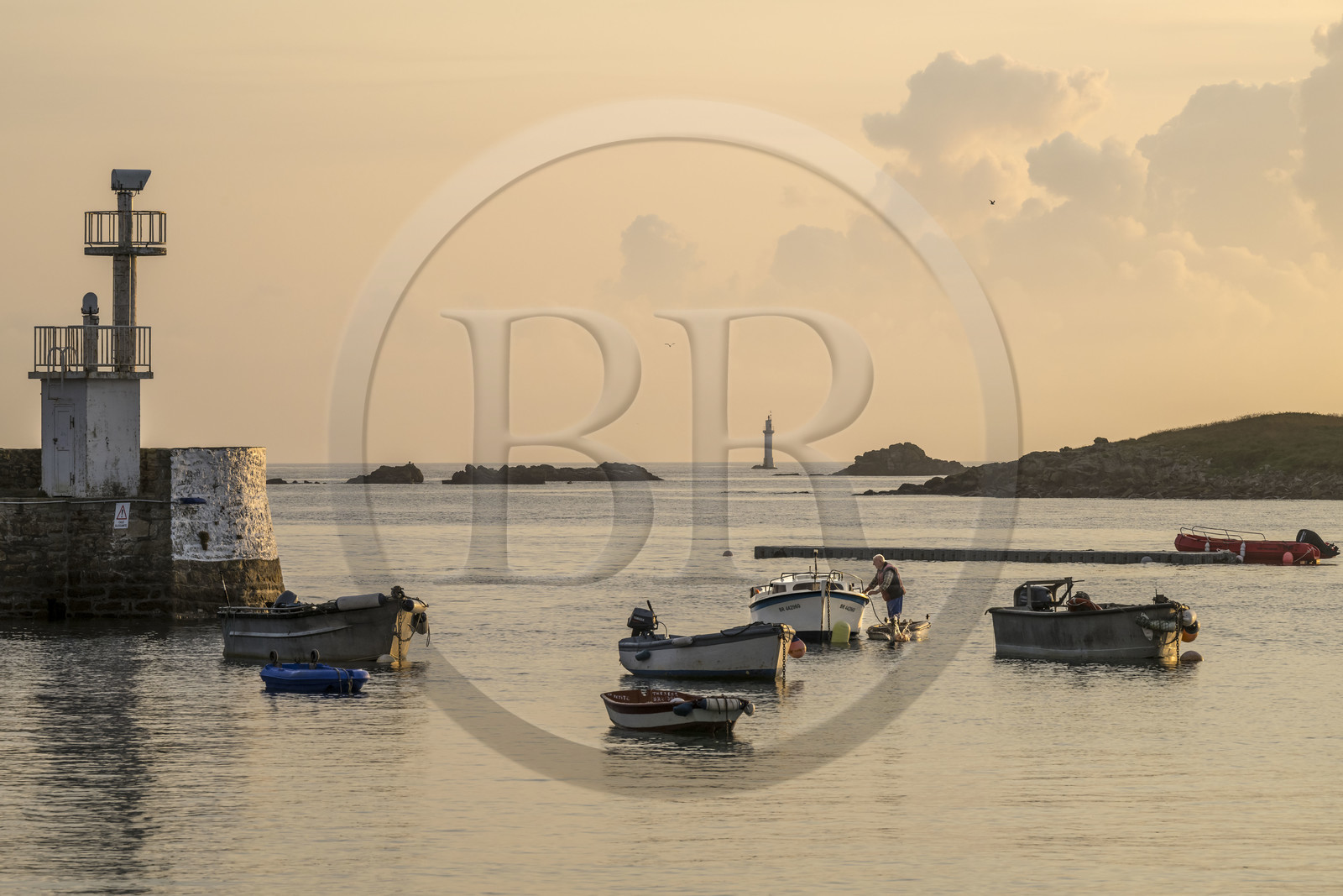 France, Finistère (29), Mer d'Iroise, Ile de Molène au petit matin, les bateaux de pêches sont au mouillage à la belle saison entre le bourg et l'ilot Lédenez Vraz en arrière plan