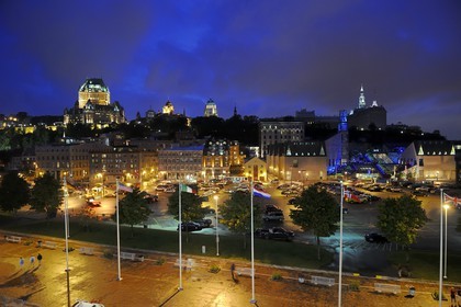 Canada, province de Québec, ville de Québec, Vieux-Québec classé Patrimoine Mondial de l' UNESCO, château Frontenac depuis le port sur le fleuve Saint-Laurent et le musée de la Civilisation dominé par le Séminaire