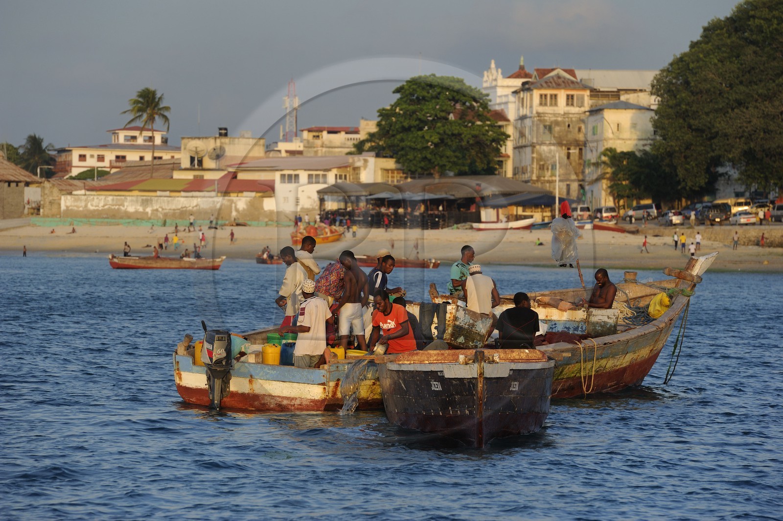 Tanzanie, archipel de Zanzibar, île de Unguja (Zanzibar), ville de Zanzibar, quartier Stone Town, classé Patrimoine Mondial de l' UNESCO, pêcheurs devant la plage