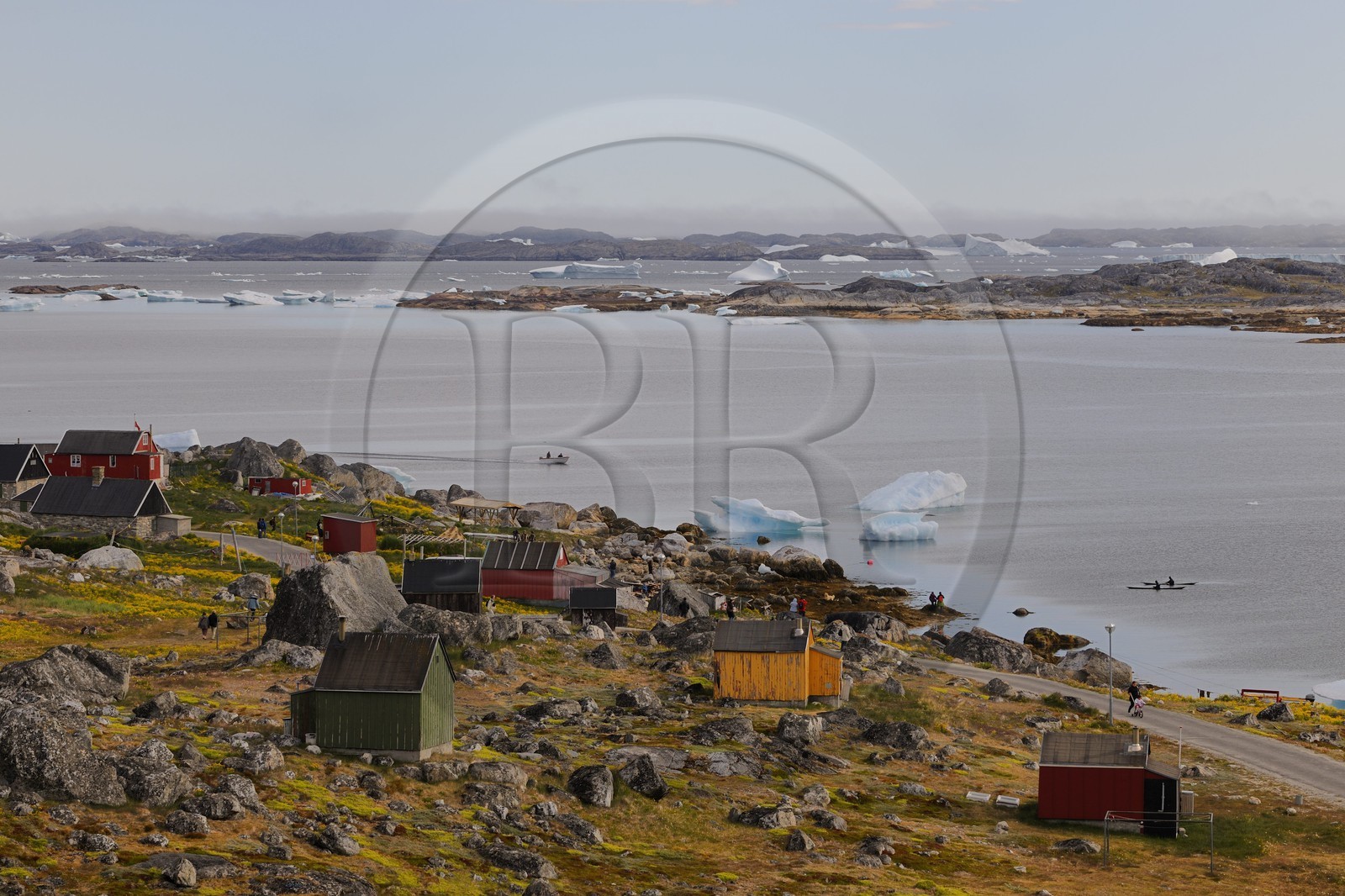 Groenland, ville de Nanortalik au sud du pays et icebergs dans la baie