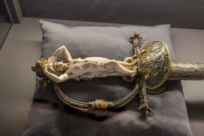 France, Oise (60), Chantilly, le chateau de Chantilly, la bibliothèque (Cabinet des Livres), épée d'académicien d'Henri d'Orléans en argent et ivoire,dessinée par Honoré Daumet