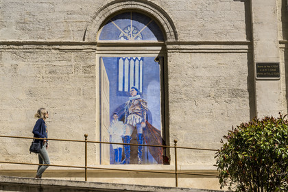 France, Vaucluse (84), Avignon, une des peintures murales en trompe-l'oeil de Fenêtres du Festival réalisée par Dominique Durand et Marion Pochy, Gérard Philipe dans Le prince de Hombourg & Le Cid (1951 ) rue Corneille