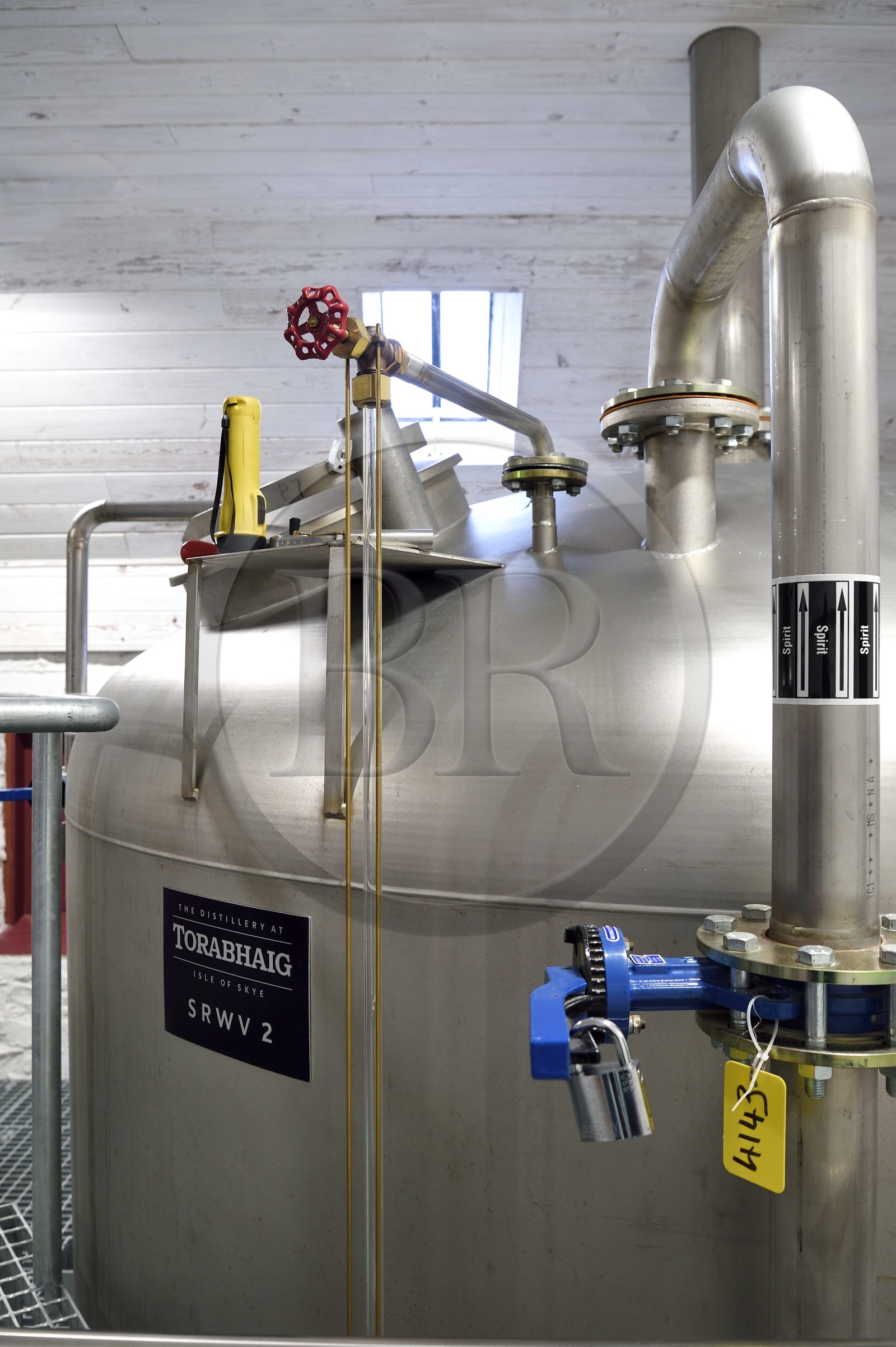 Royaume-Uni, Ecosse, région des Highlands, les Hébrides, Ile de Skye, Teangue, Distillerie de whisky Torabhaig, distillation du wash dans des alambics