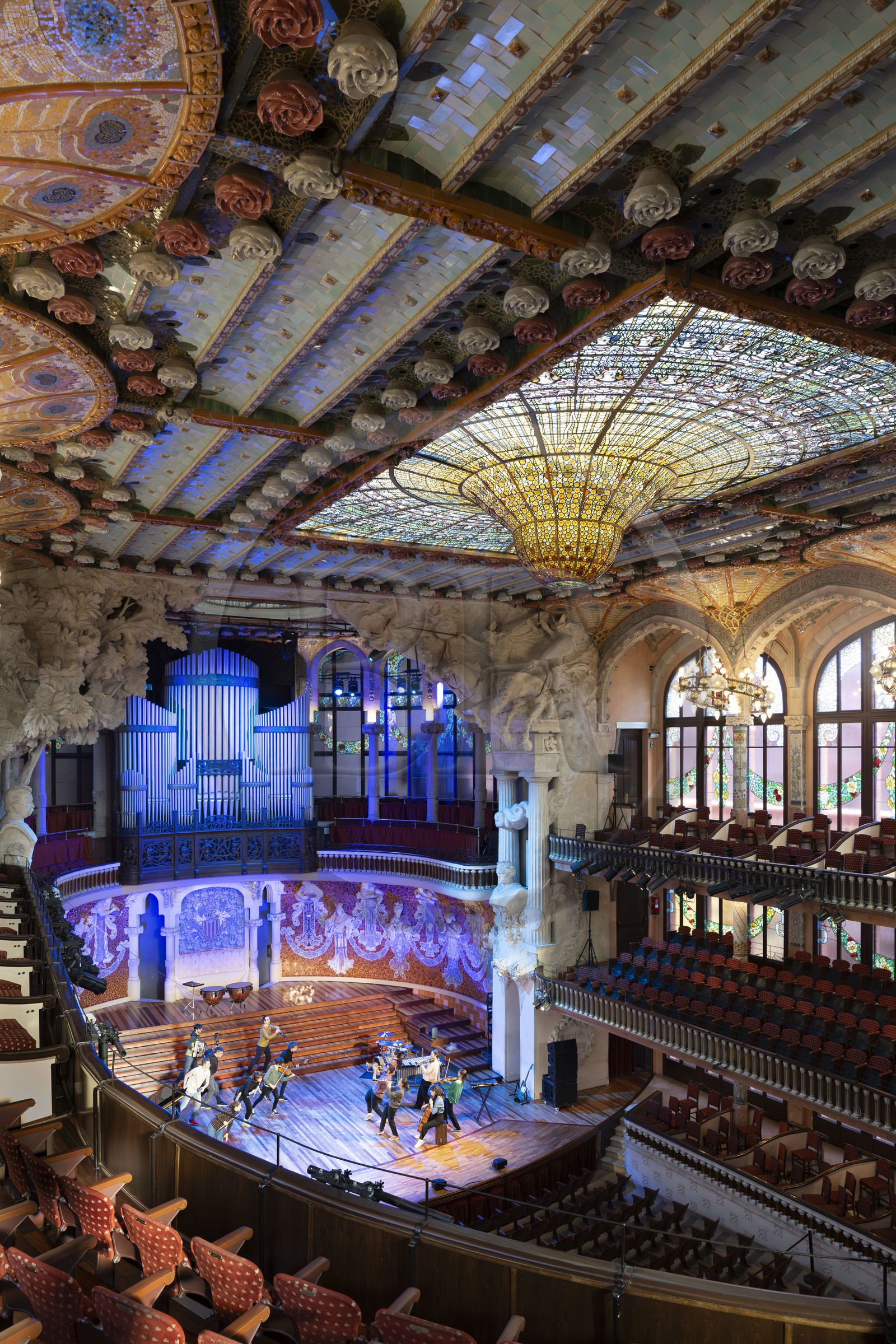 Espagne, Catalogne, Barcelone, Palau de la Musica Catalana (palais de la musique catalane), salle de concert dessinée par l'architecte du modernisme catalan Lluis Domènech i Montaner, site classé au Patrimoine Mondial de l'UNESCO, grande verrière, coupole de vitraux oeuvre de Antoni Rigalt i Blanch
