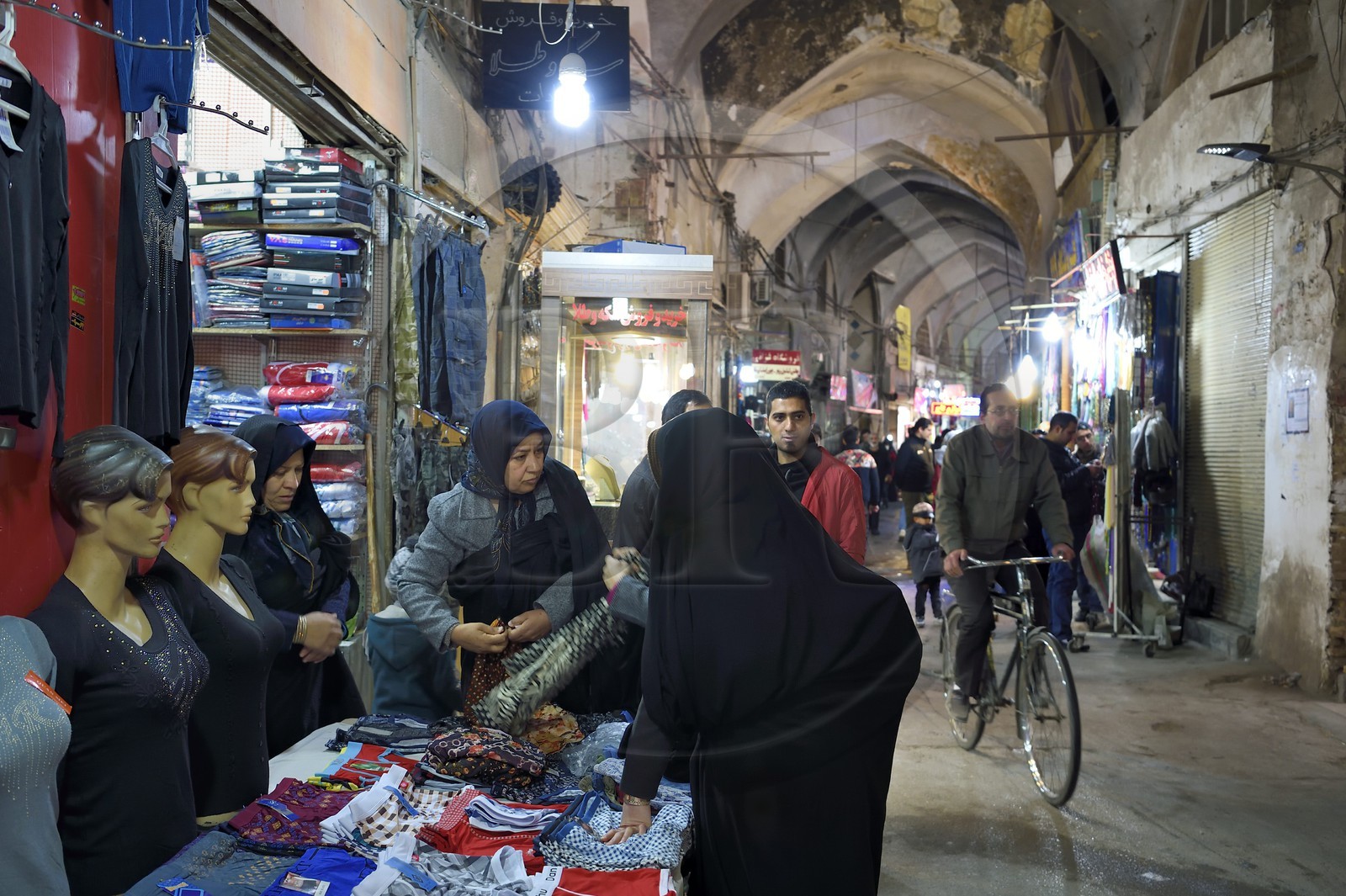 Iran, province d'Ispahan, Ispahan, Bazar-e Bozorg (Grand Bazar), immense bazar couvert qui remonte à près de 1300 ans, magasin de vetements pour femmes