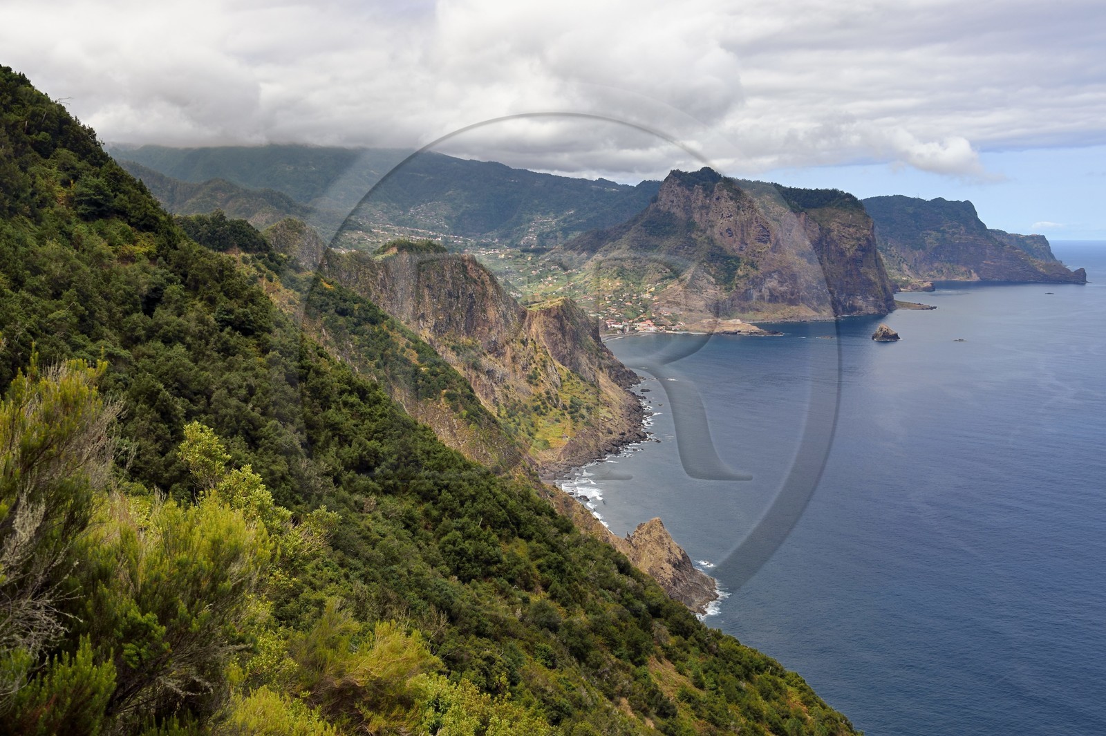 Portugal, Ile de Madère, randonnée de Machico à Porto da Cruz par le Vereda do Larano, vue sur la baie de Porto da Cruz dominé par le Rocher de l'aigle (Penha d'Aguia)