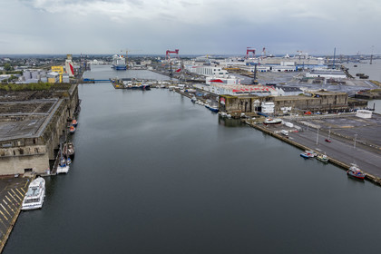 France, Loire-Atlantique (44), Saint-Nazaire, les anciennes bases sous-marines allemandes construites lors de la dernière guerre mondiale bordent le bassin à flot du port de Saint-Nazaire (vue aérienne)