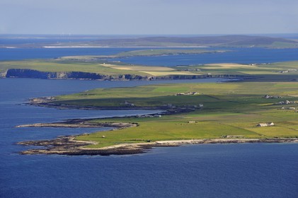 Royaume-Uni, Ecosse, Iles Orcades, Ile de Westray, champs et fermes parsemées en bordure de mer (vue aérienne)