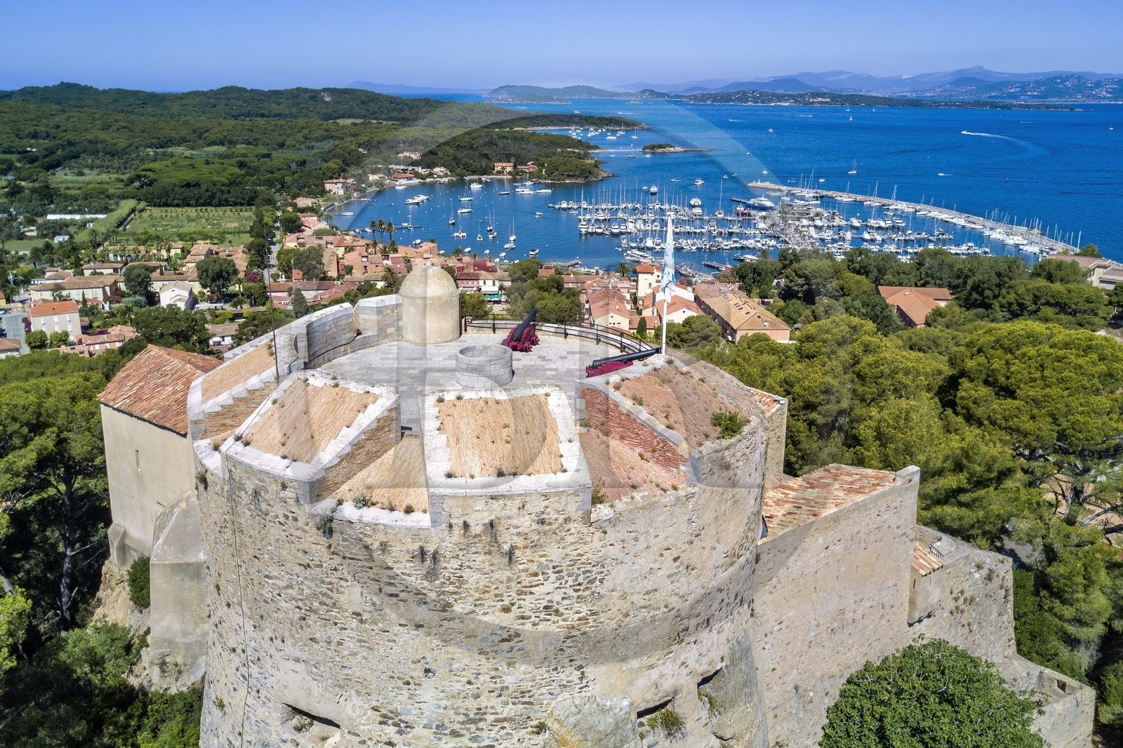 France, Var (83), Iles d'Hyères, parc national de Port Cros, Ile de Porquerolles, le village et le port de Porquerolles vus depuis le chateau Sainte-Agathe