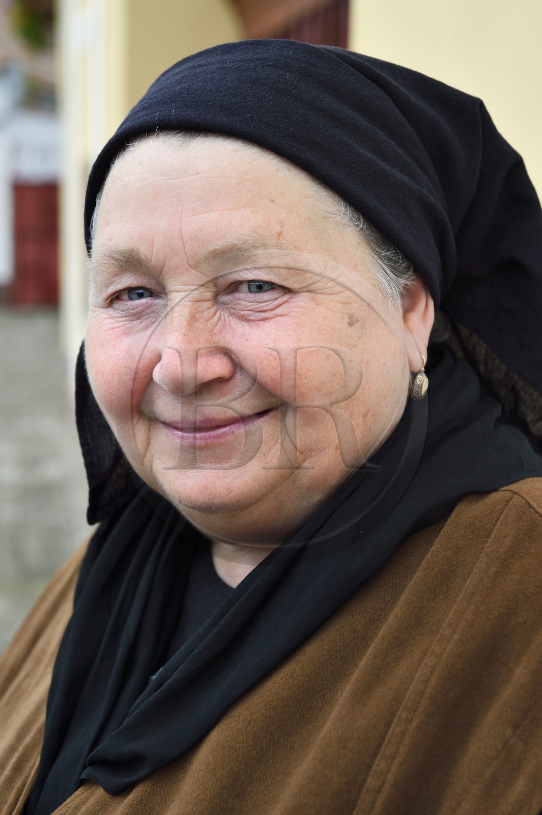 Roumanie, Transylvanie, Brateiu, paysanne roumaine