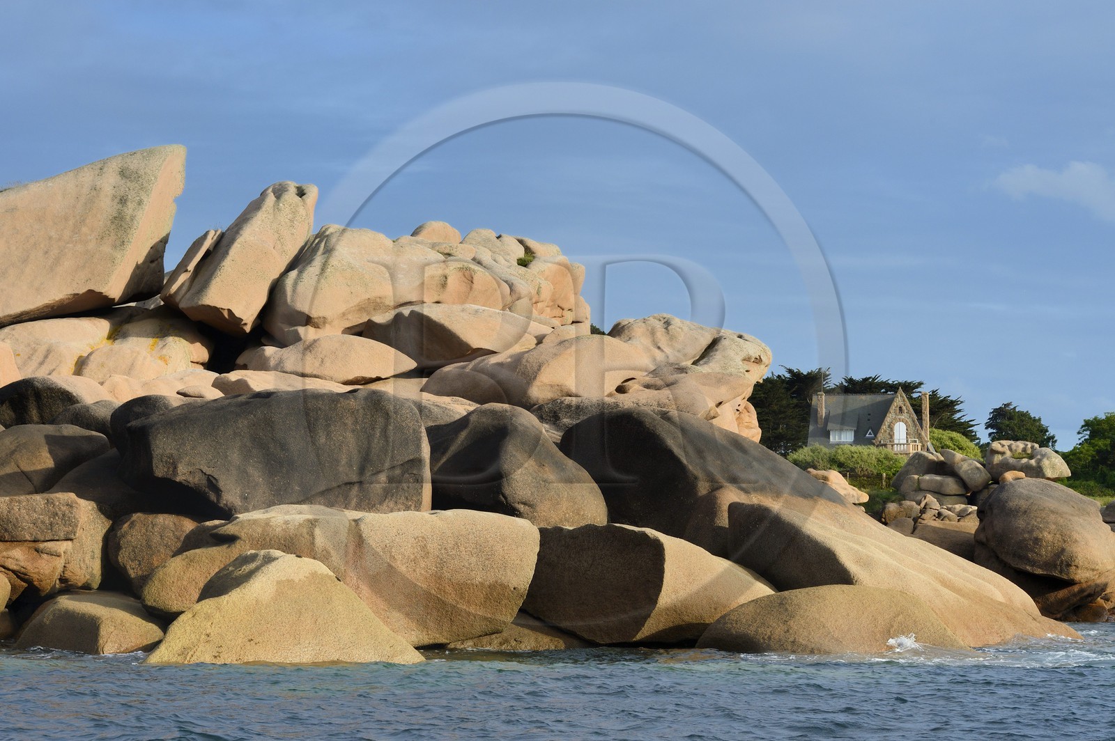 France, Côtes-d'Armor (22), Côte de Granit Rose, Perros-Guirec, maison de Ploumanac'h vers la pointe de Squewel et le phare de Mean Ruz