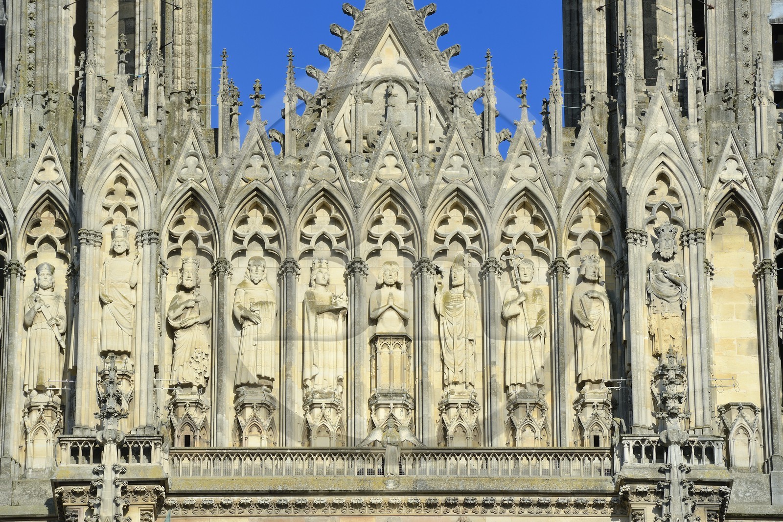 France, Marne (51), Reims, la cathédrale Notre-Dame de Reims, classée Patrimoine Mondial de l'UNESCO, la facade occidentale, le baptême de Clovis (au centre) par l'éveque Saint-Remi, en présence de Clotilde, sa femme et l'inspiratrice de sa conversion, d'assistants de l'éveque et de l'ermite Montan
