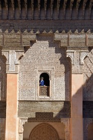 Maroc, Haut-Atlas, Marrakech, ville impériale, Médina classée Patrimoine Mondial de l'UNESCO, la Medersa Ali Ben Youssef (école coranique), fenêtre cintrée avec stuc décoratif