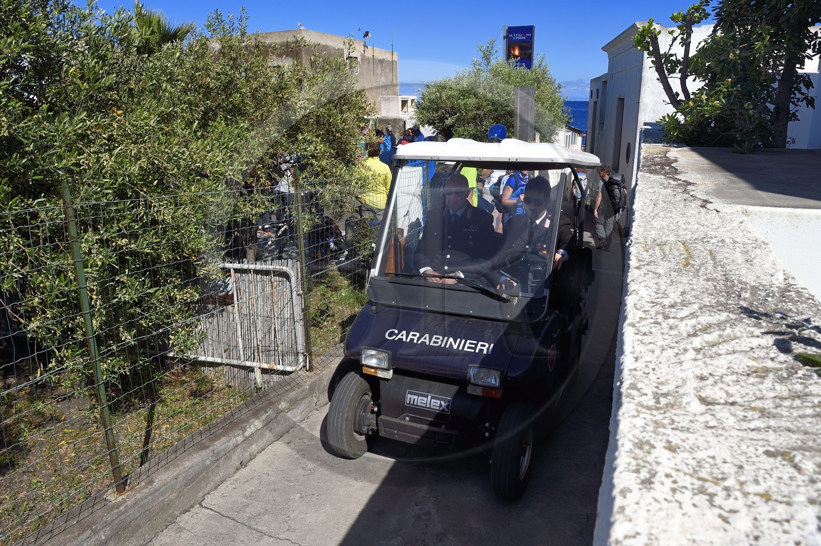 Italie, Sicile, iles Eoliennes, classées Patrimoine Mondial de l'UNESCO, ile de Stromboli, patrouille des carabinieri en voiturette électrique de golf dans les ruelles du village de Stromboli