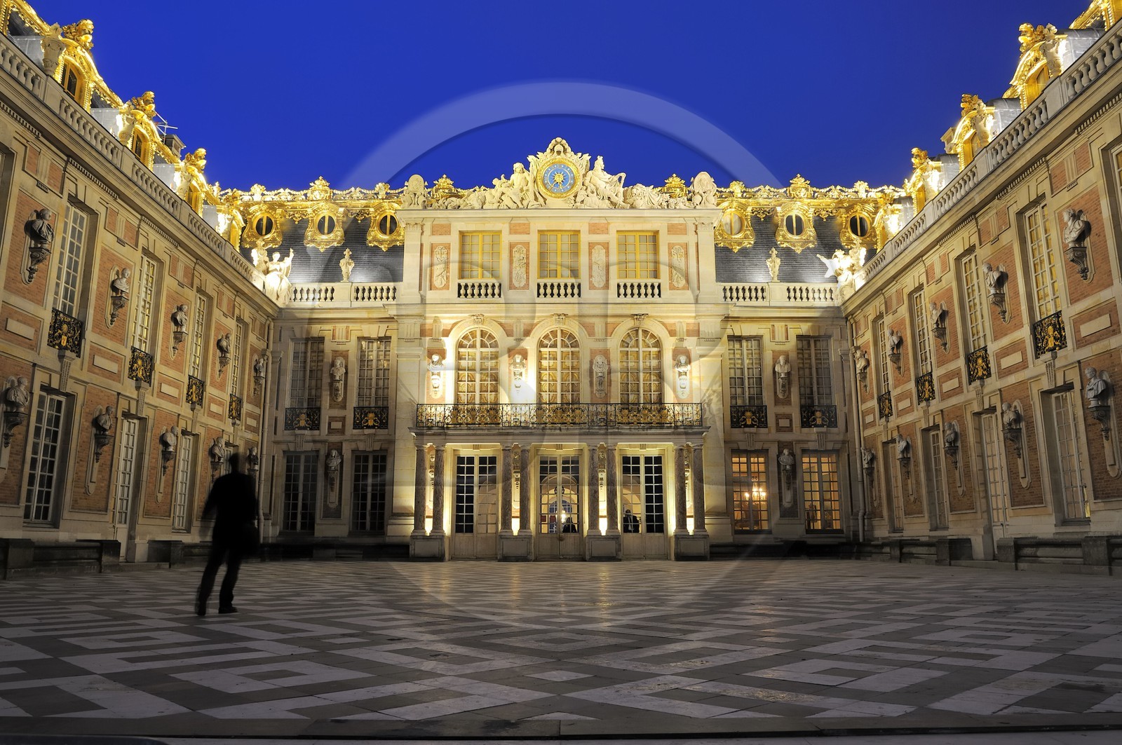 France, Yvelines (78), château de Versailles, classé Patrimoine Mondial de l'UNESCO, la Cour de Marbre rénovée en 2008