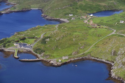 Royaume-Uni, Ecosse, Hébrides extérieures, Ile de Lewis et Harris, South Harris, Rodel, église médiévale et petit port (vue aérienne)