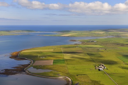 Royaume-Uni, Ecosse, Iles Orcades, Ile de Mainland, champs et fermes éparses le long du Deer Sound (vue aérienne)