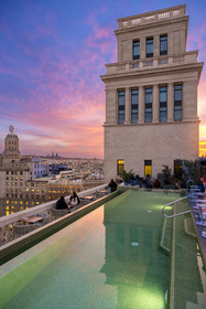 Espagne, Catalogne, Barcelone, quartier de l'Eixample, rooftop de l'Hotel Iberostar Selection Paseo de Gràcia qui domine la place de Catalogne (placa de Catalunya)