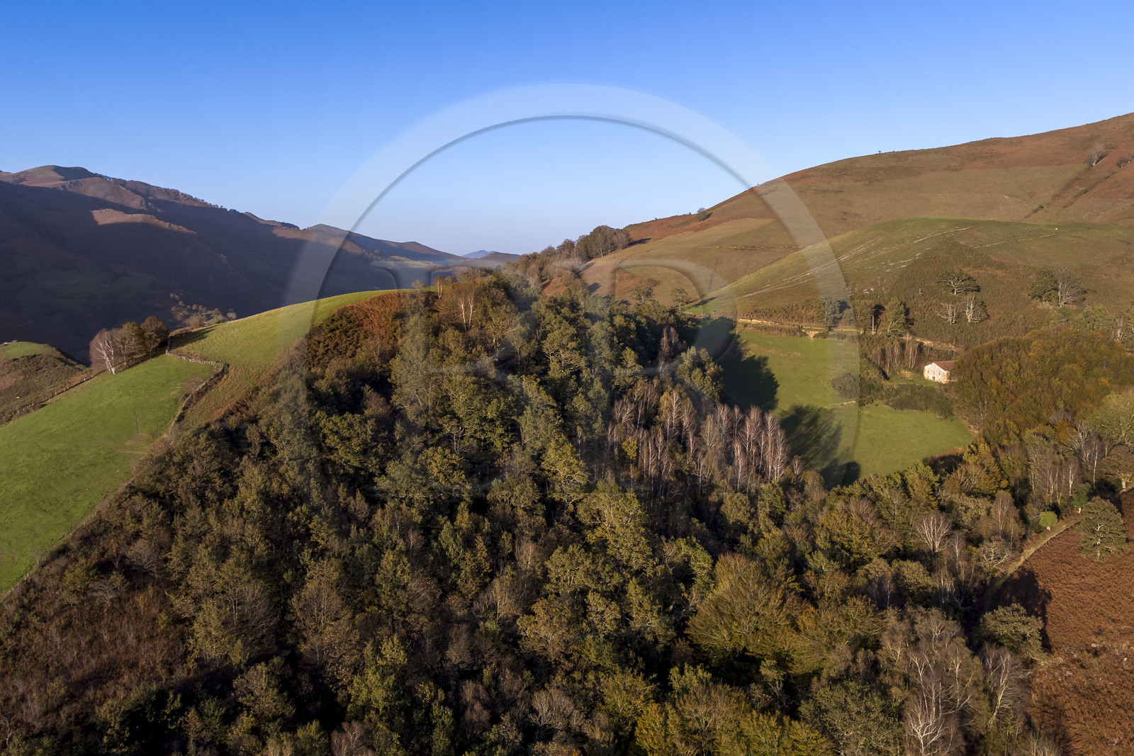France, Pyrénées-Atlantiques (64), Pays-Basque, ferme isolée sur les hauteurs de la vallée des Aldudes (vue aérienne)