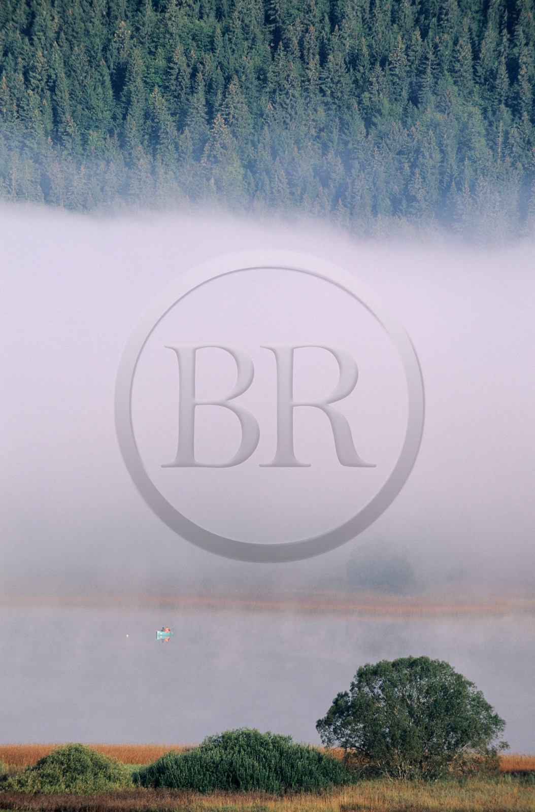 France, Doubs (25), pêcheurs sur le lac de Saint-Point dans le brume du petit matin