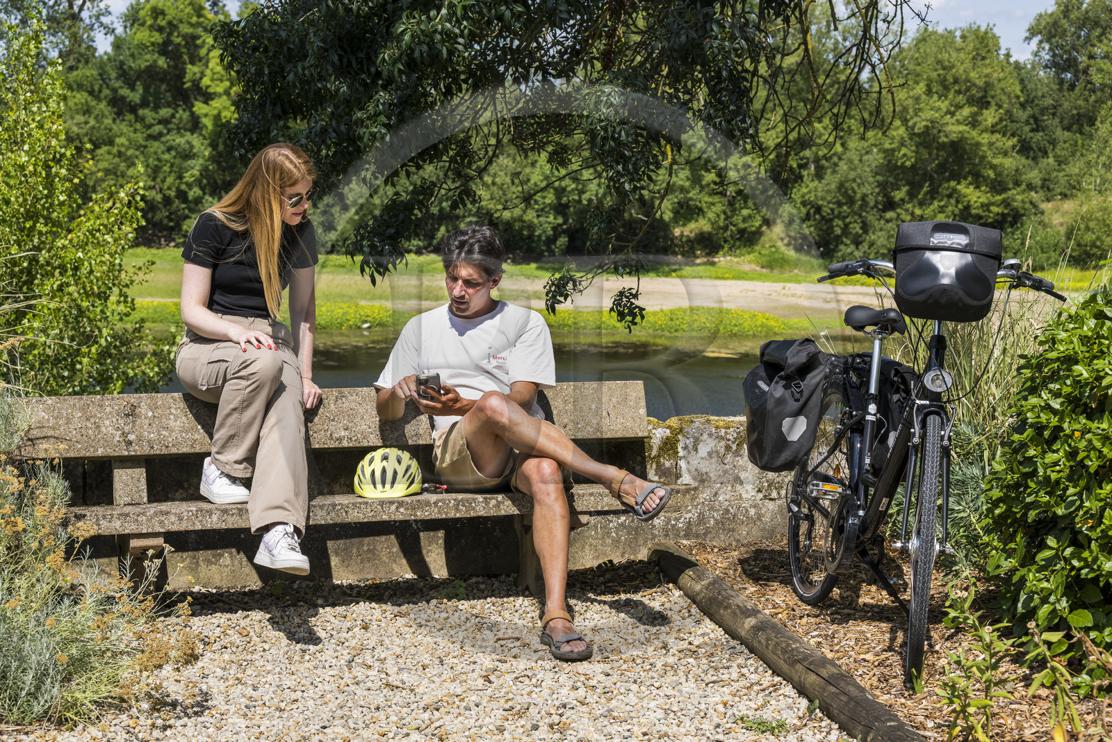 France, Maine-et-Loire (49), vallée de la Loire classée au Patrimoine Mondial par l'UNESCO, Gennes-Val-de-Loire, randonnée à bicyclette sur les berges de la Loire