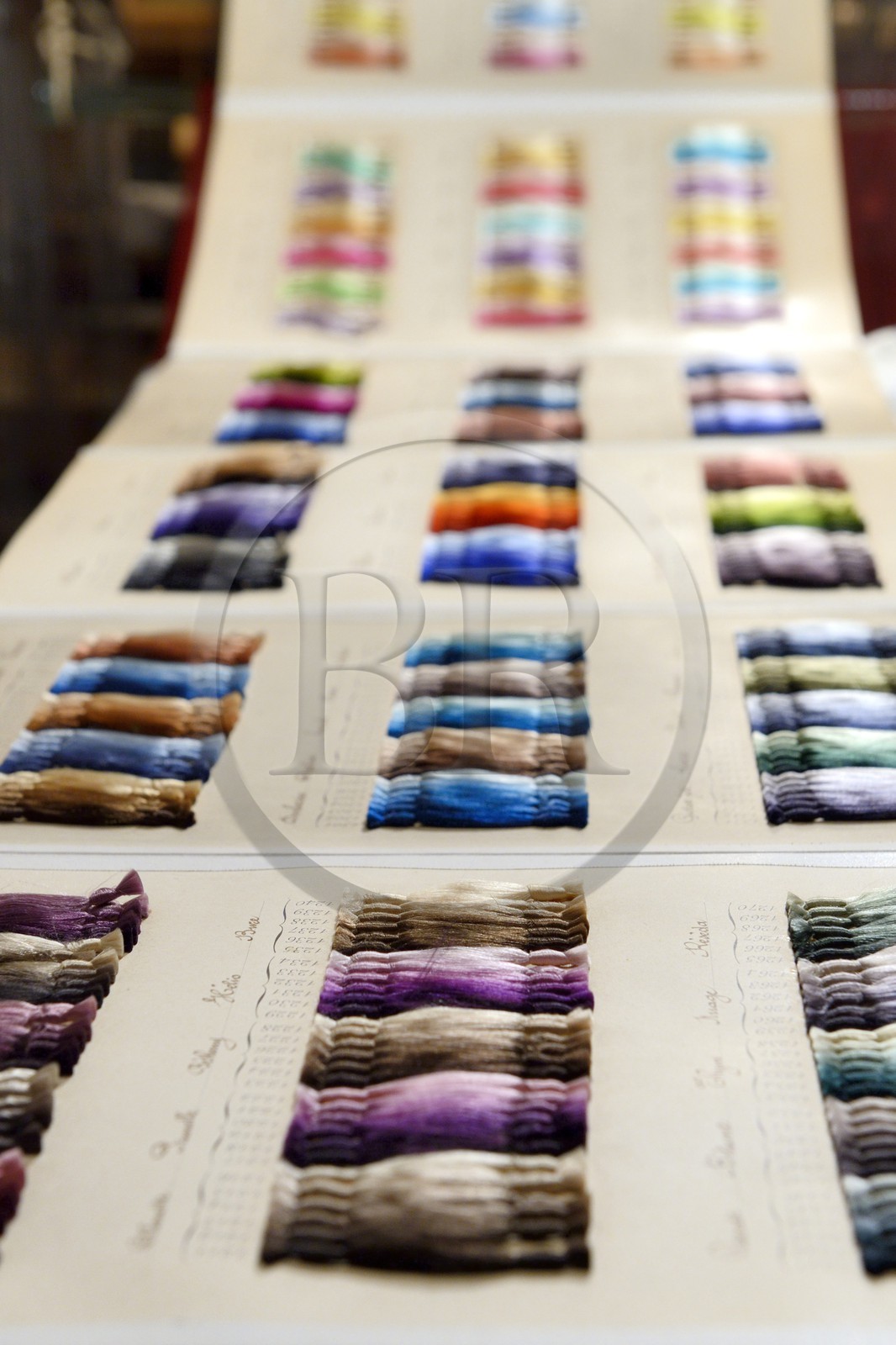 France, Rhône (69), Lyon, site historique classé Patrimoine Mondial de l'UNESCO, Vieux Lyon, quartier Saint-Georges, Soierie Saint-Georges, nuancier de fils de soie d'un teinturier datant de 1902