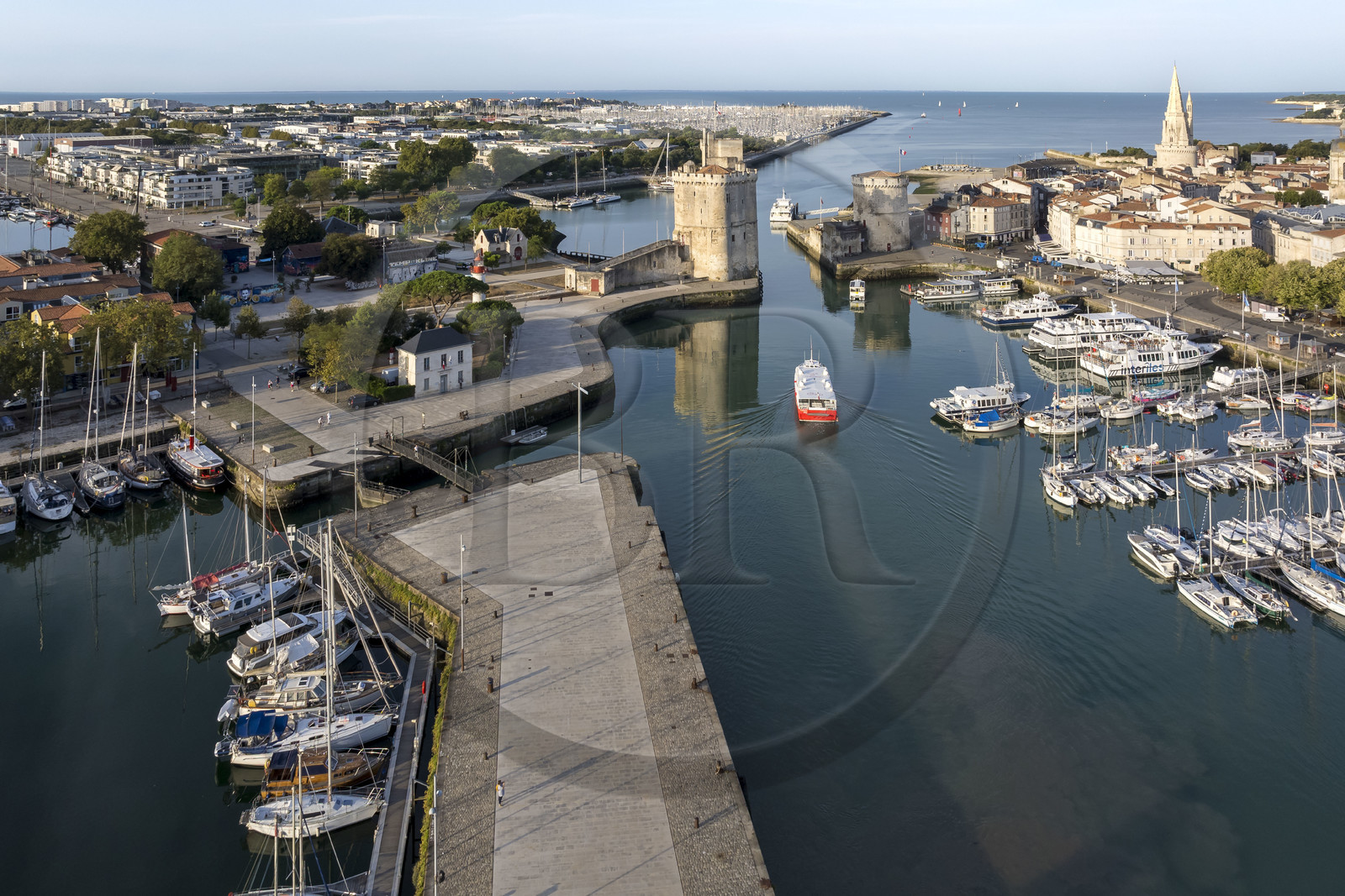 France, Charente-Maritime (17), La Rochelle, la Tour Saint-Nicolas à gauche et la Tour de la Chaîne à droite protègent l'entrée du Vieux Port, la tour de la Lanterne en arrière plan (vue aérienne)