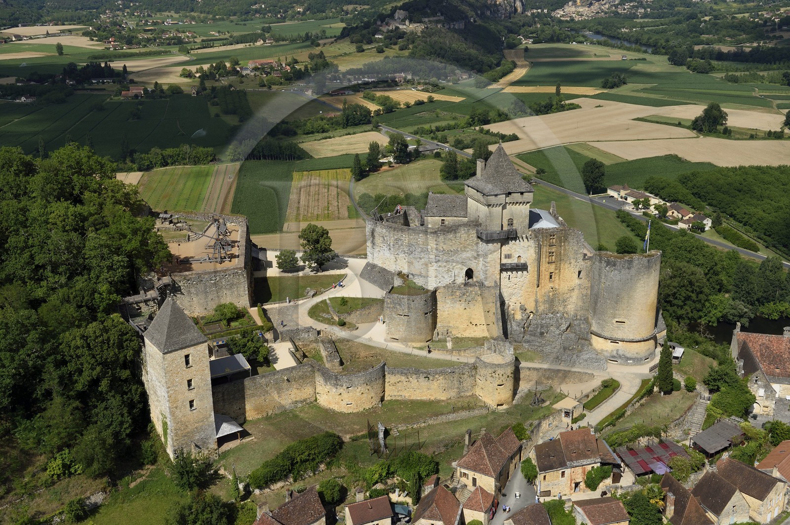 France, Dordogne (24), Périgord Noir, vallée de la Dordogne, Castelnaud-la-Chapelle labellisé Les Plus Beaux Villages de France, le château de Castelnaud-la-Chapelle sur un éperon rocheux au dessus de la rivière Dordogne (vue aérienne)