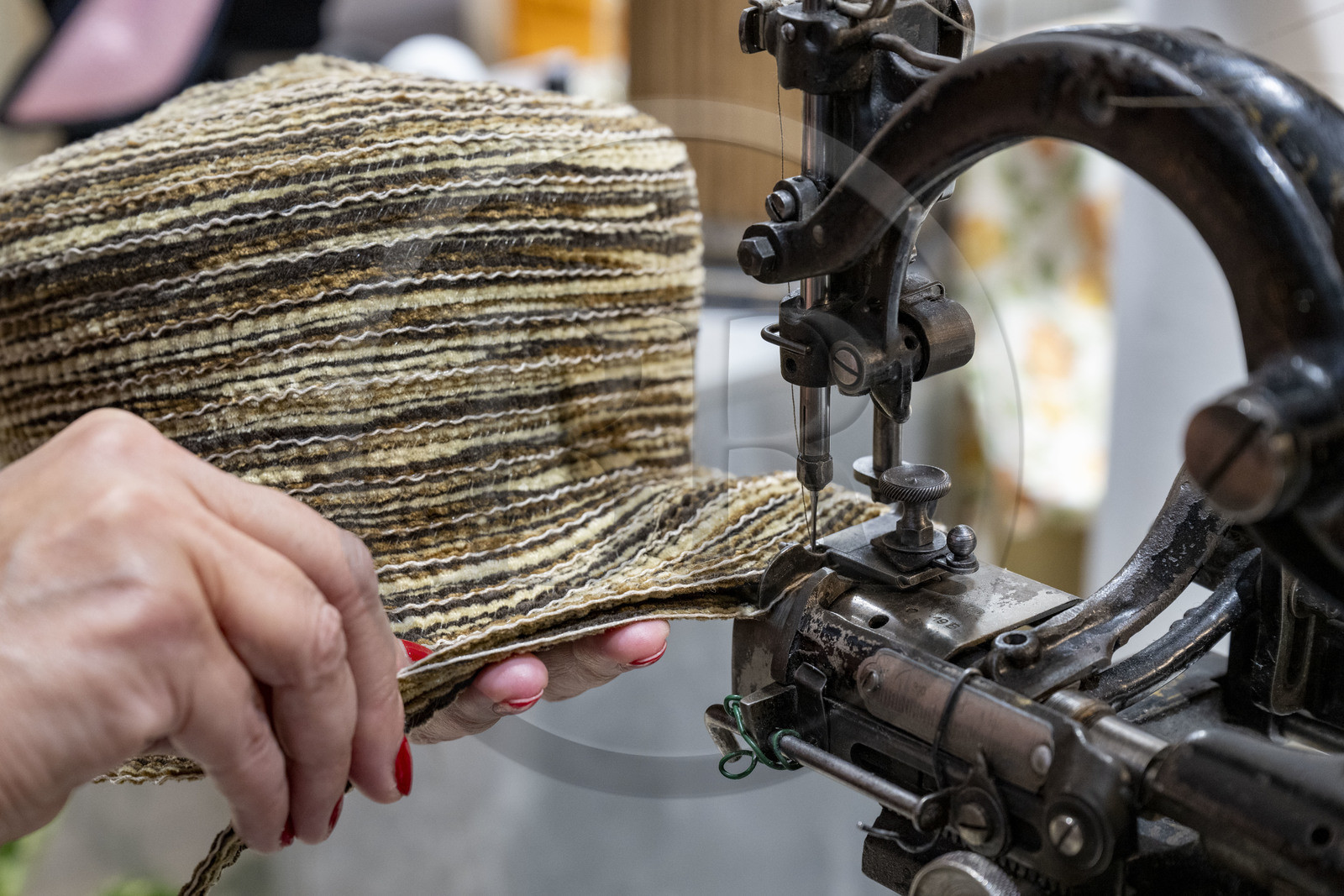 France, Côte-d'Or (21), Dijon, confection d'un chapeau de femme dans l'atelier-boutique de la rue d'Assas Bibi & Bob de la modiste Sara Tintinger, Meilleur Ouvrier de France, le chapeau est travaillé sur du ruban de velourette