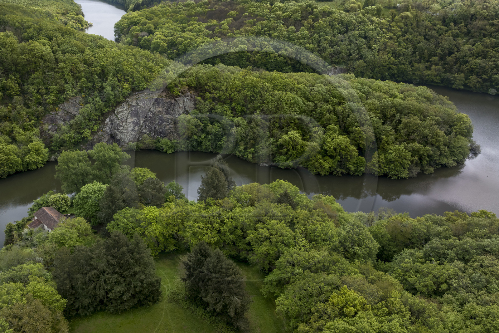 France, Vendée (85), Mervent, les boucles de la rivière La Mère dans la forêt de Mervent (vue aérienne)
