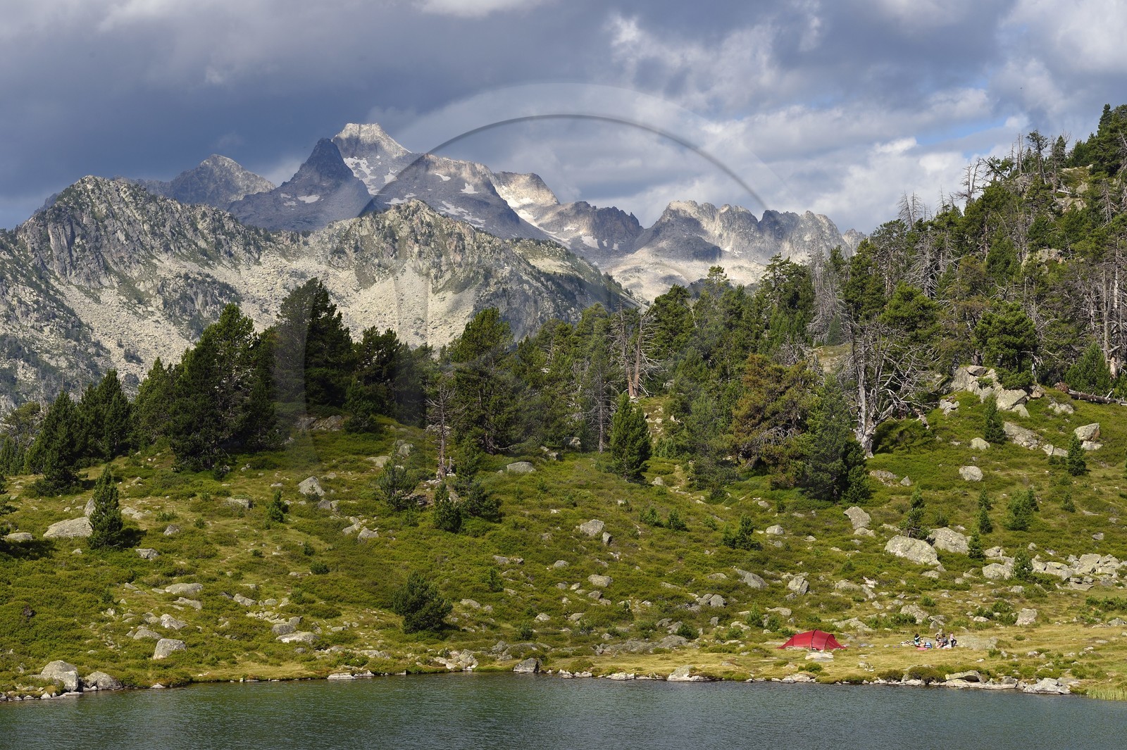 France, Hautes-Pyrénées (65), Saint-Lary-Soulan et Vielle-Aure, randonnée sur une variante du GR10 entre le col de Portet et les lacs de Bastan en bordure de la réserve naturelle de Néouvielle, lac de Bastan inférieur et le massif de Néouvielle en arrière plan