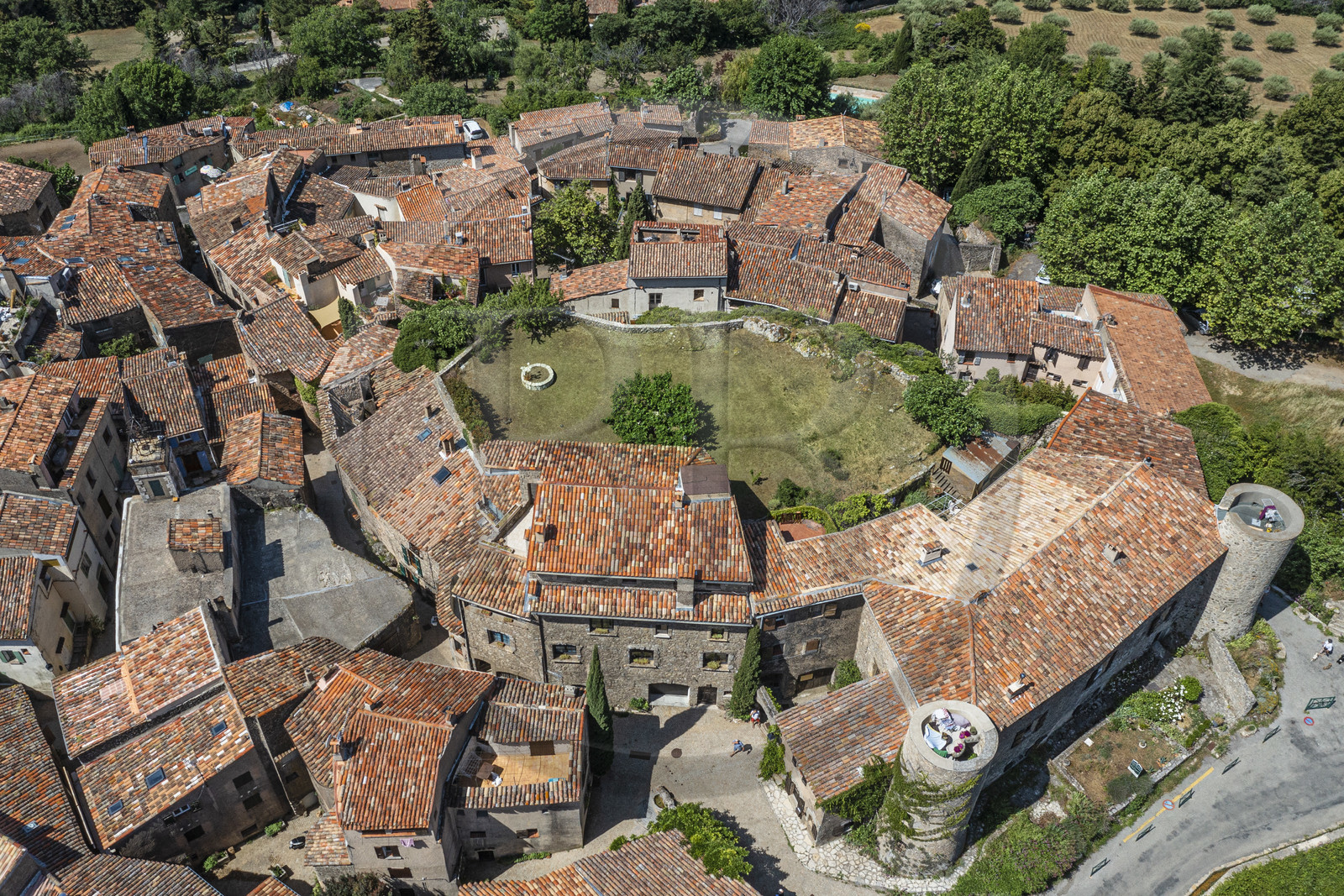 France, Var (83), La Dracénie, village de Tourtour, labellisé Les Plus Beaux Villages de France, le vieux chateau dit de Laval du XIIème siècle transformé en habitation (vue aérienne)