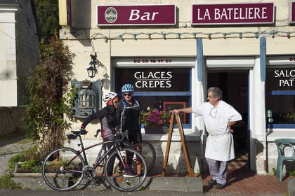 France, Eure (27), le village de Bas-Caumont dans les boucles de la Seine, cyclistes passant devant le Bar-Restaurant La Batelière de Brigitte et Raymond Godebout sur la veloroute du Val de Seine