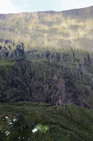 France, Ile de la Reunion, le cirque de Mafate, classé Patrimoine Mondial de l'UNESCO, petit village isolé (Ilet) de La Nouvelle accessible seulement à pied ou par hélicoptère dominé par le rempart du Maïdo (vue aérienne)
