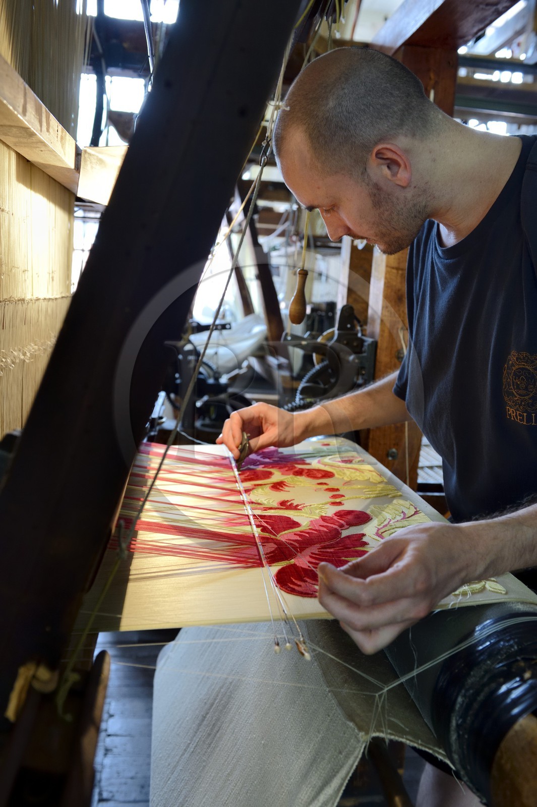 France, Rhône (69), Lyon, quartier de la Croix-Rousse, Manufacture de soieries Prelle, métier à tisser la soie mis au point par Joseph Marie Jacquard dit métier Jacquard, le canut Sébastien