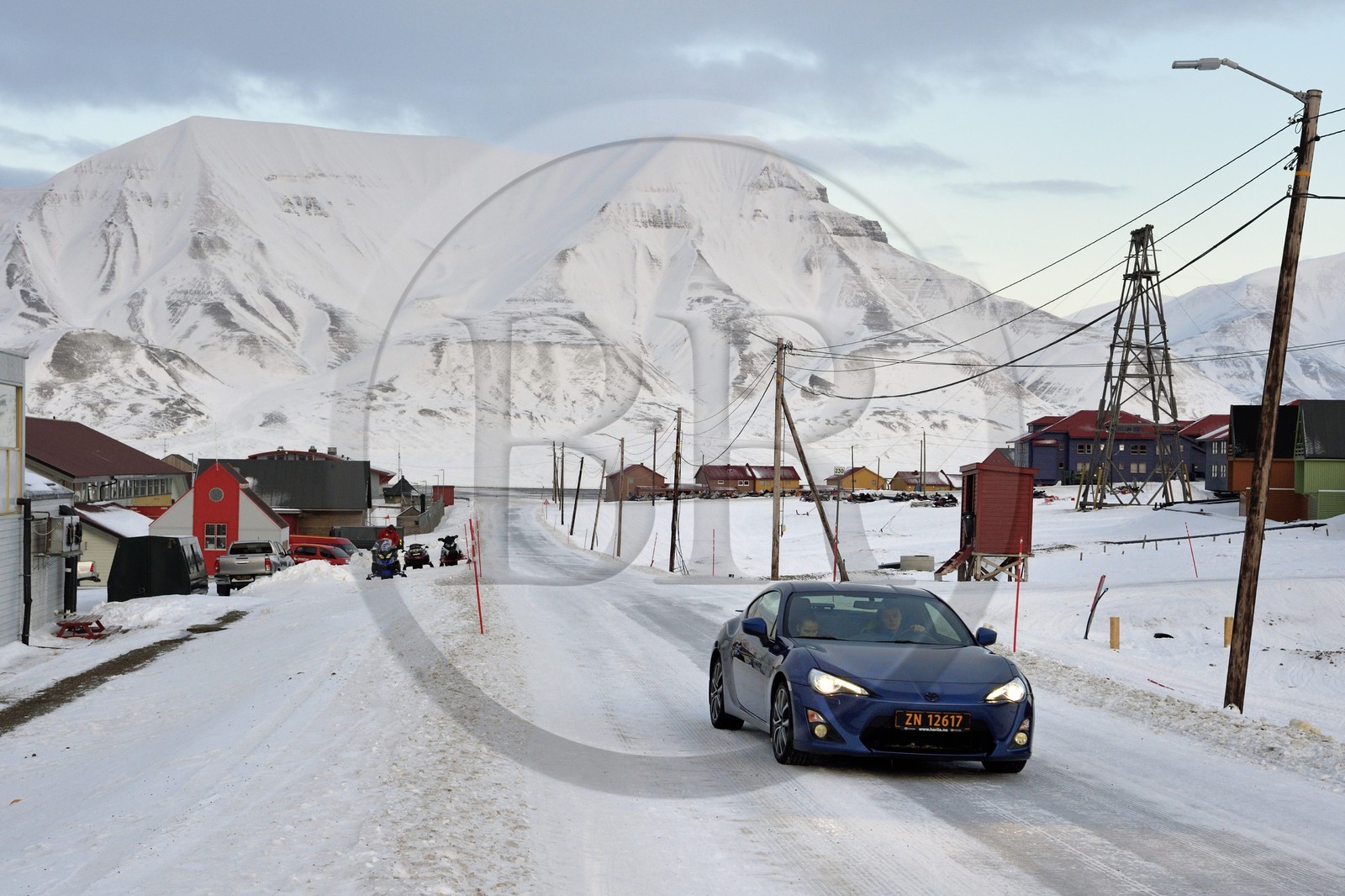 Norvège, Svalbard, Spitzberg, Longyearbyen, voiture de sport sur un reseau routier de moins de 46 km