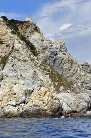 France, Var (83), Six-Fours-les-Plages, Ile des Embiez, Pointe du Coucoussa surplombée par la Tour de la Marine, le champion de windsurf Freestyle Adrien Bosson en randonnée aquatique sur un paddle
