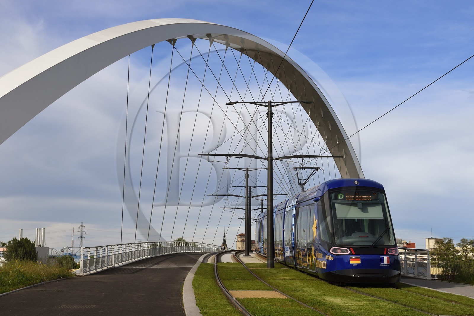 France, Bas-Rhin (67), Strasbourg, le pont piéton, vélo et du tram de la ligne D sur le bassin Vauban reliant Strasbourg à Kehl en Allemagne appelé Pont Citadelle