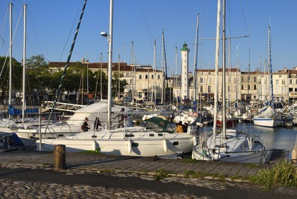 France, Charente-Maritime (17), La Rochelle, le bassin à flot du Vieux-Port et son phare