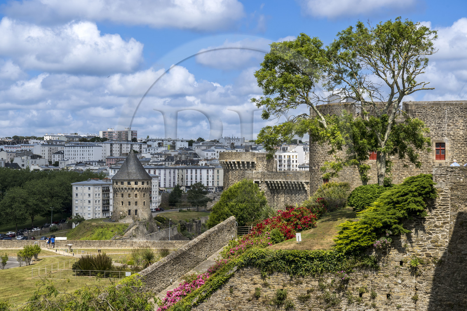 France, Finistère (29), Brest, le château qui abrite le musée national de la Marine et la Tour de la Motte-Tanguy en arrière plan