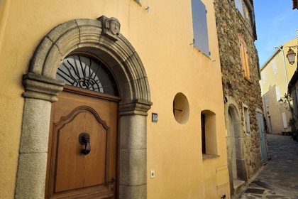 France, Var (83), Presqu'Ile de Saint-Tropez, Ramatuelle, l'ancienne maison de Jean-Claude Brially dans le vieux village