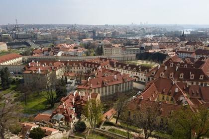 République Tchèque, Prague, quartier de Mala Strana et Kampa avec le petit jardin Furstenberg en premier plan, le Pont Charles et la rivière Vltava en arrière plan
