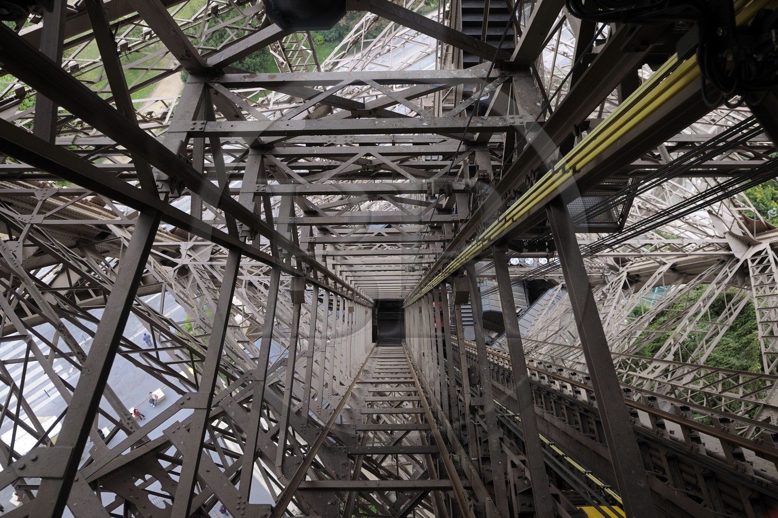 France, Paris (75), la Tour Eiffel, une des cages d'ascenseur