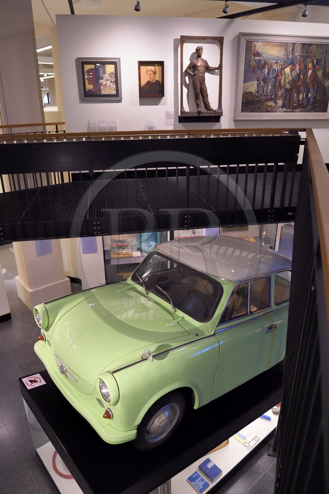 Allemagne, Berlin, le Deutsches Historisches Museum (musée de l’histoire allemande), section de l'Allemagne divisée et de la réunification, une voiture Trabant de la RDA