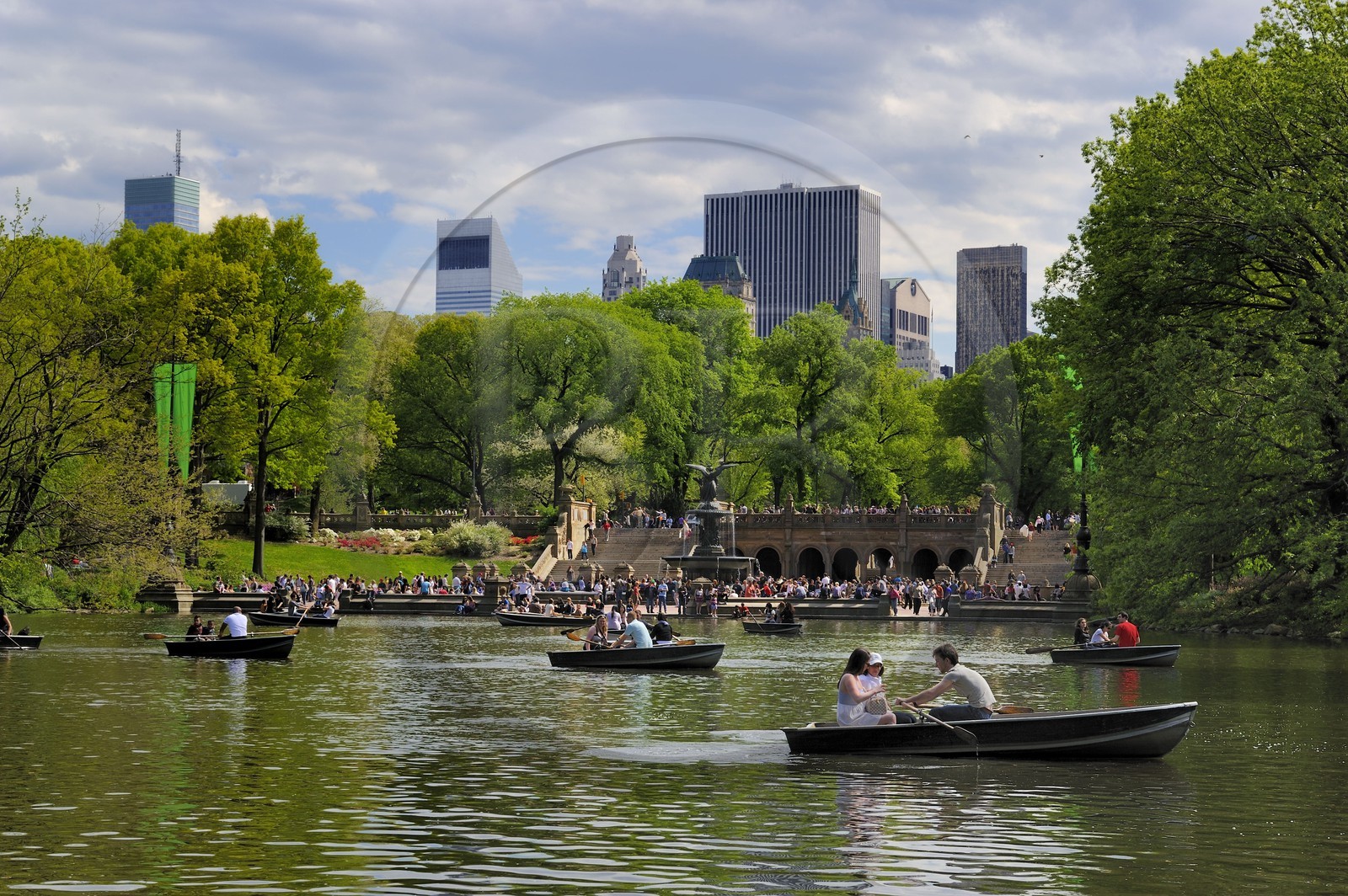 Etats-Unis, New York, Manhattan, Central Park, promenade en barque sur le lac et les gratte-ciels de Midtown