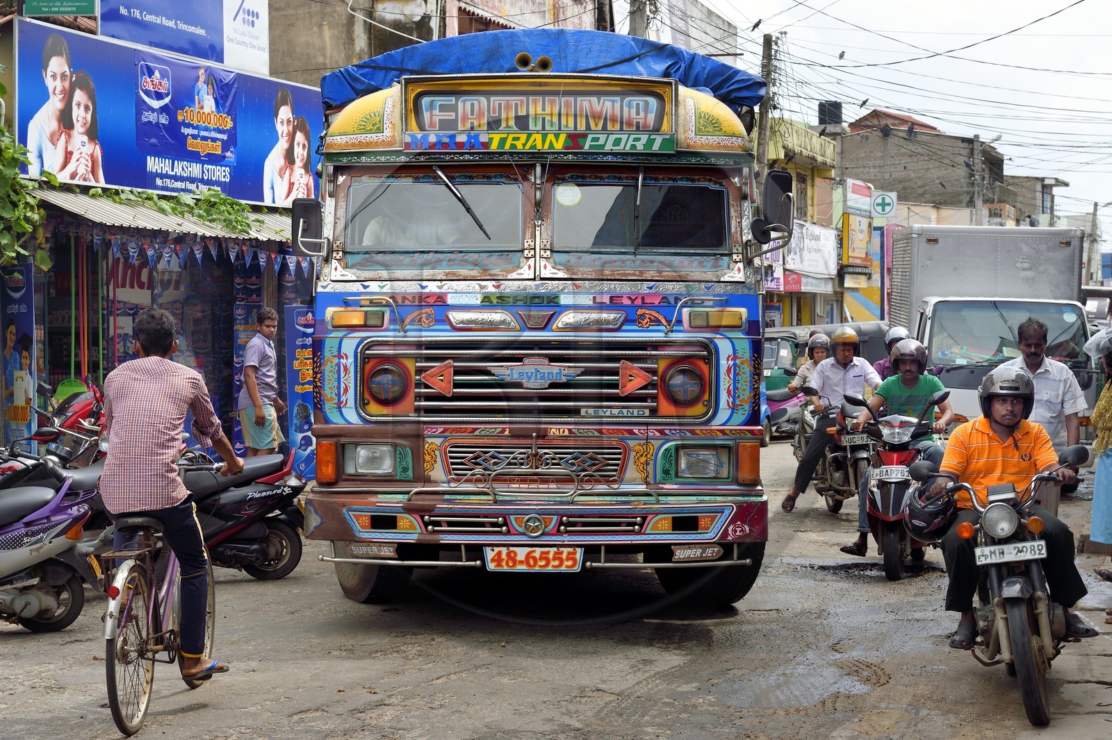 Sri Lanka, province de l'Est, Trincomalee, camion dans la rue principale