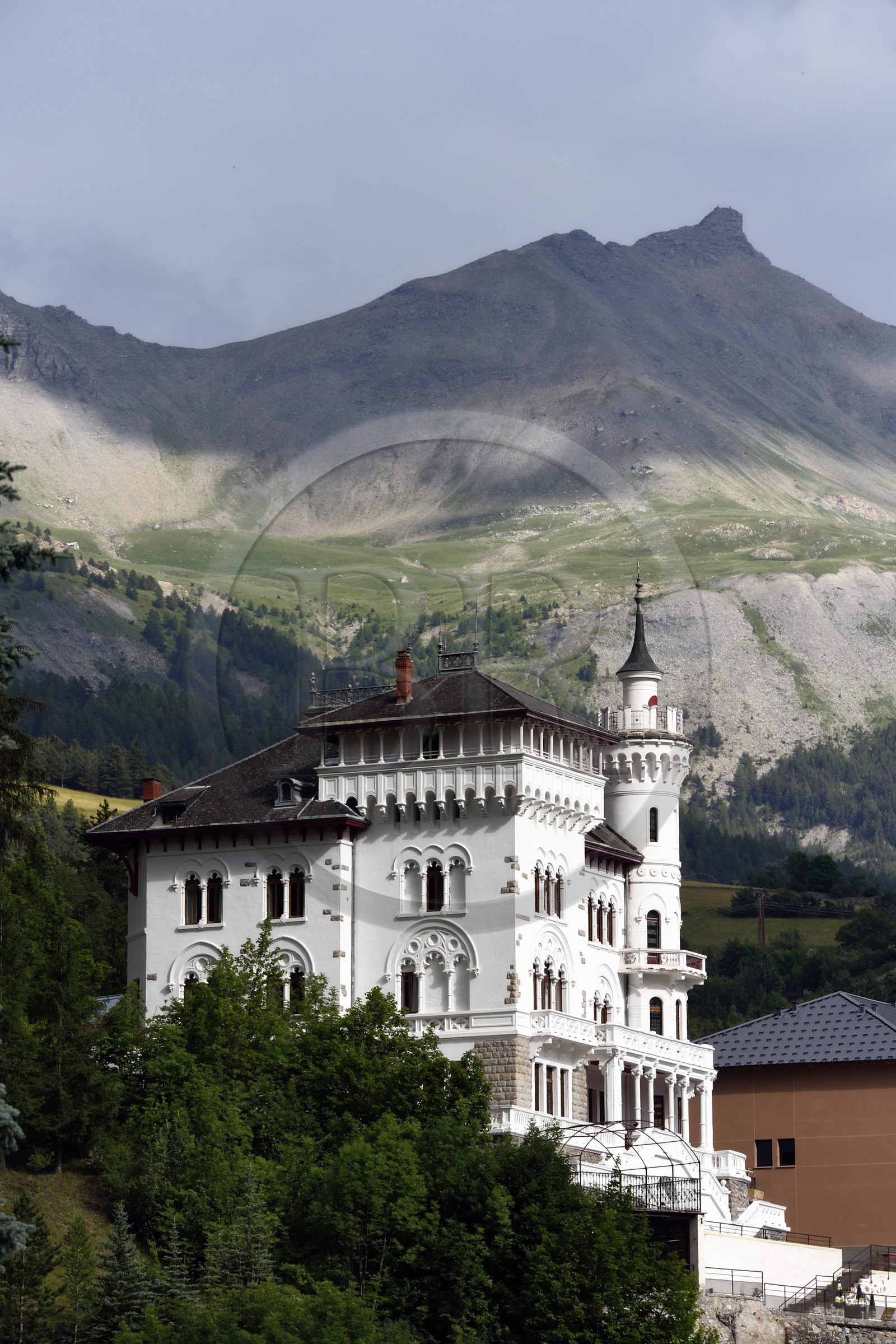 France, Alpes-de-Haute-Provence (04), vallée de l'Ubaye, Jausiers,  Villa mexicaine connue sous le nom de chateau des Magnans, fantaisie néogothique inspiré par les palais de Louis II de Bavière, célèbre la réussite au Mexique de Louis Fortoul